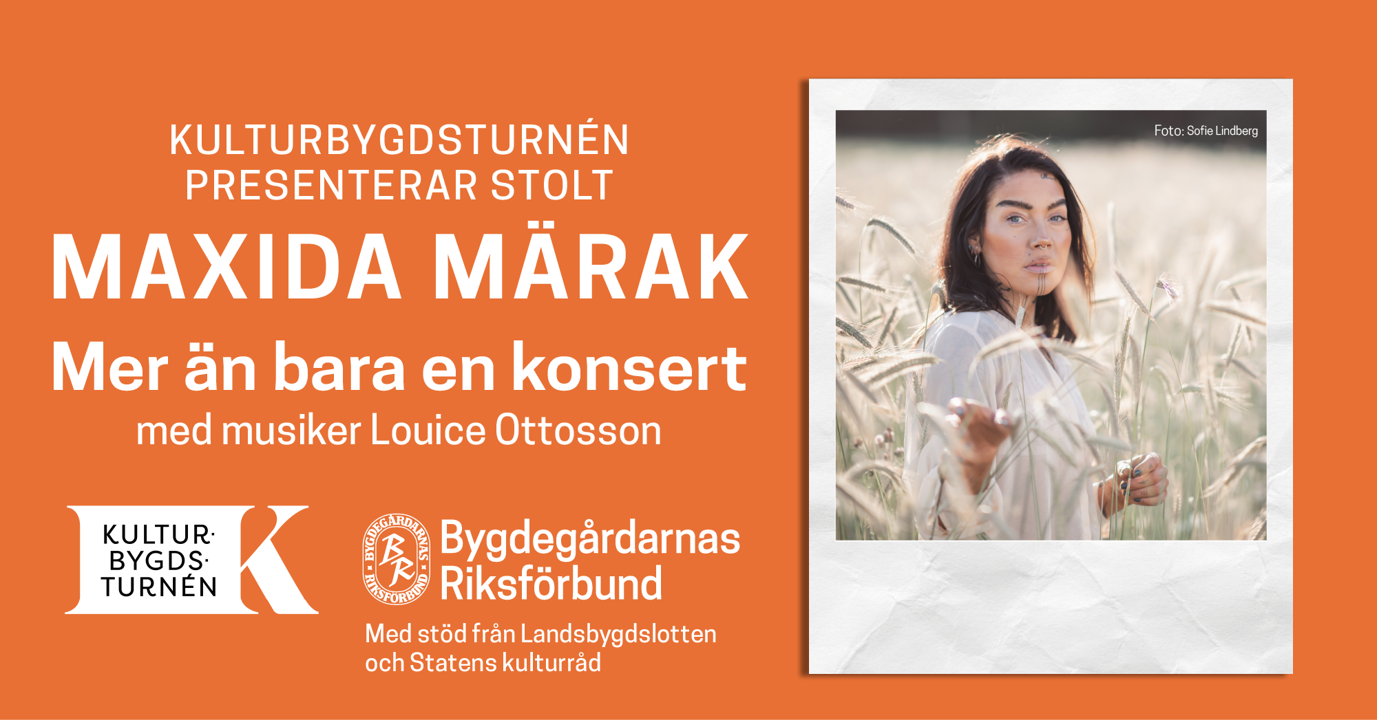 "Kulturbygdsturnén presenterar stolt Maxida Märak." En kvinna med ljusbrunt hår och trädslag syns i bakgrunden.