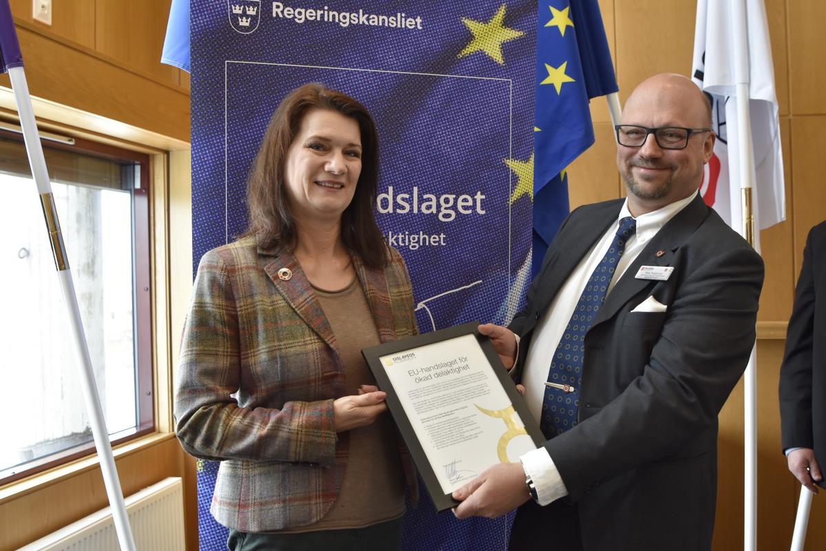 Kommunfullmäktiges ordförande Niclas Palmgren överlämnar kommunens åtaganden till EU- och handelsminister Ann Linde