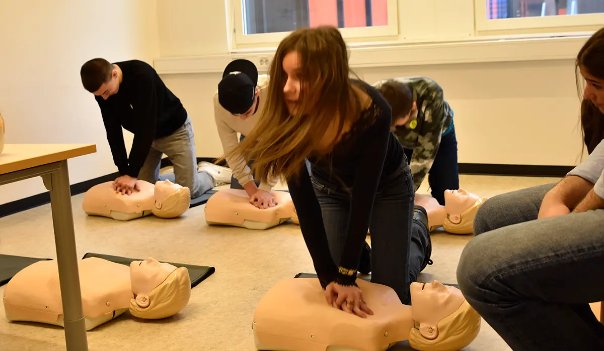 Ungdomar testar hjärt- och lungräddning på övningsdockor.