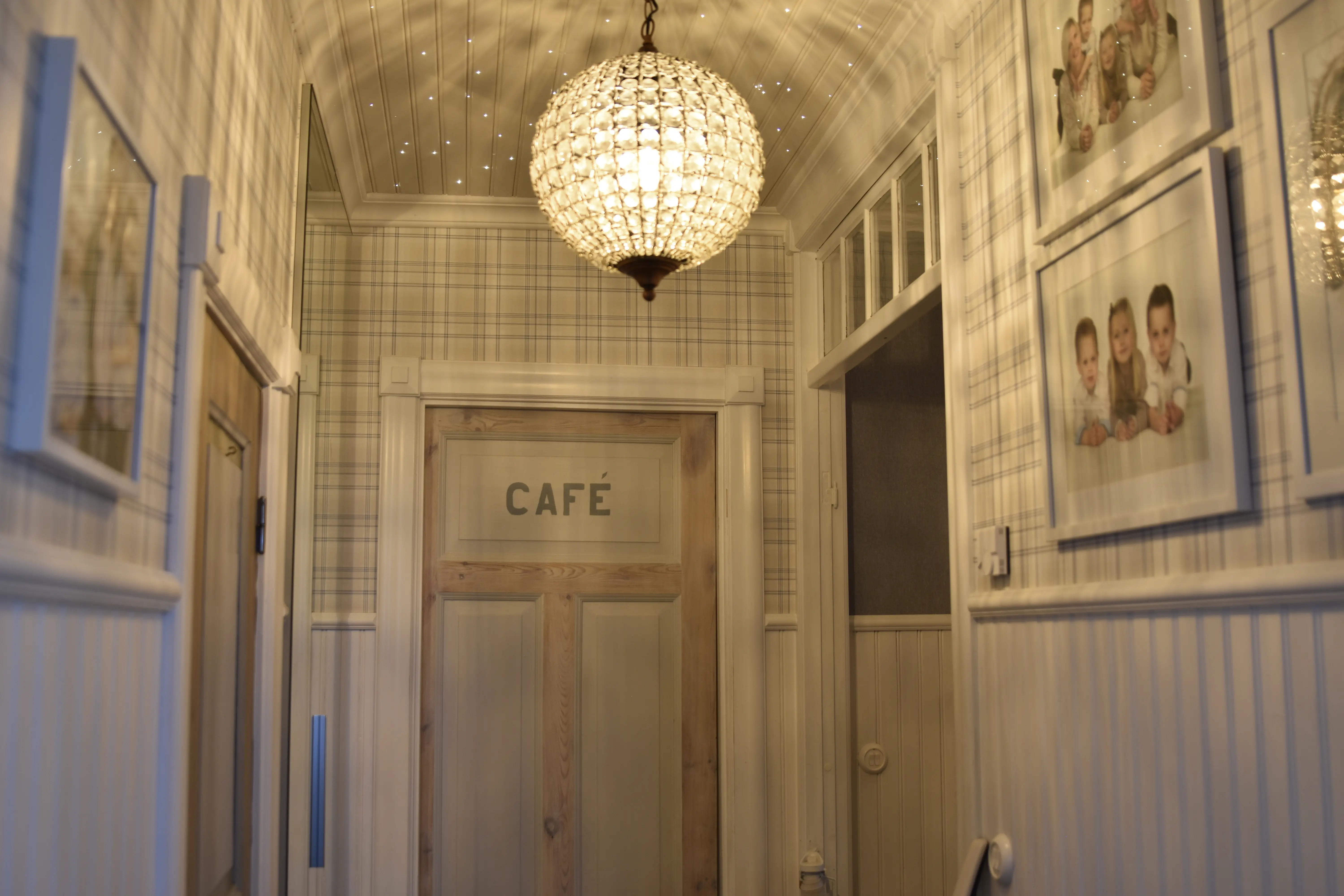 Taket utanför cafédörren pryds av en stjärnhimmel som Sara och Inge gjort tillsammans. 