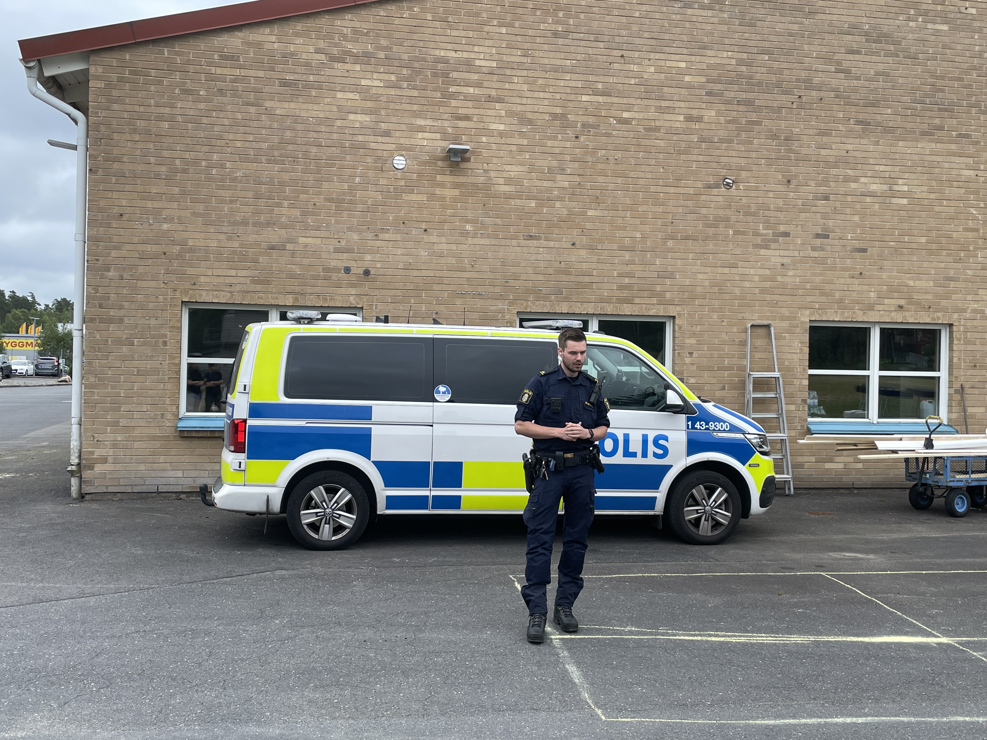 Polisen Johan svarade på barnens frågor tillsammans med kollegan Alex.