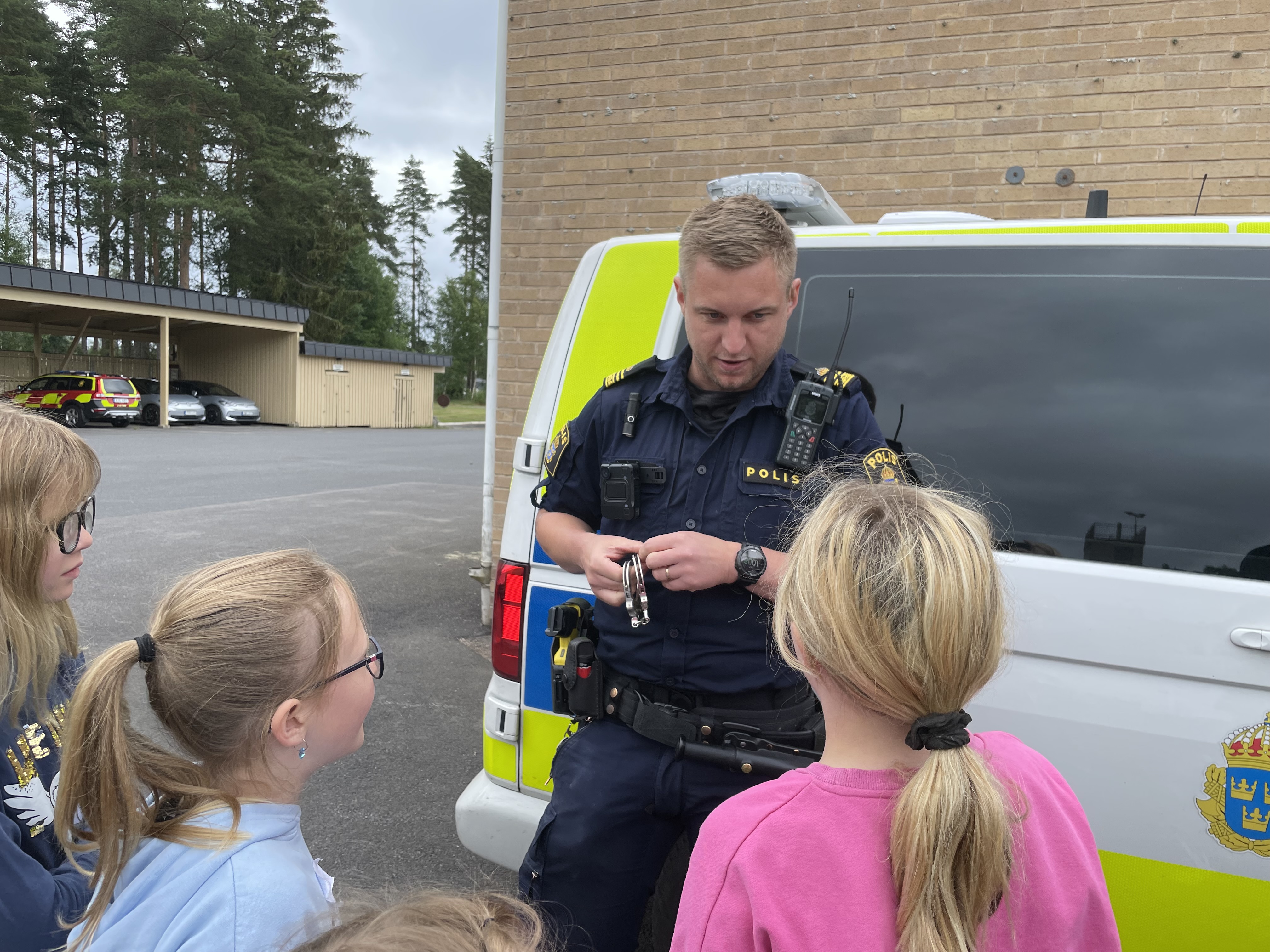 Flera barn ville kolla närmare på handfängslen. 