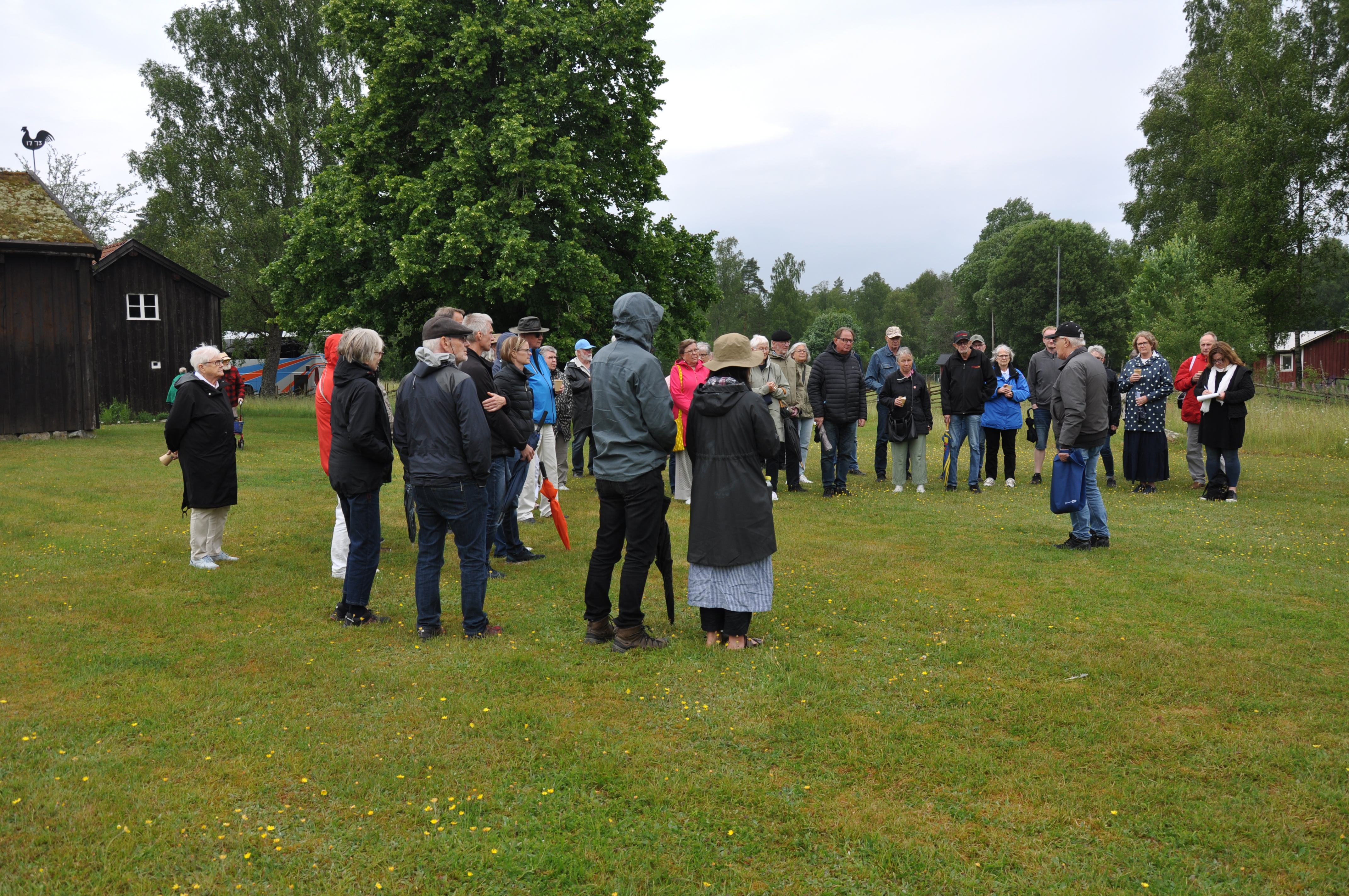 En stor grupp lyssnar till guiden Sven Jarl.