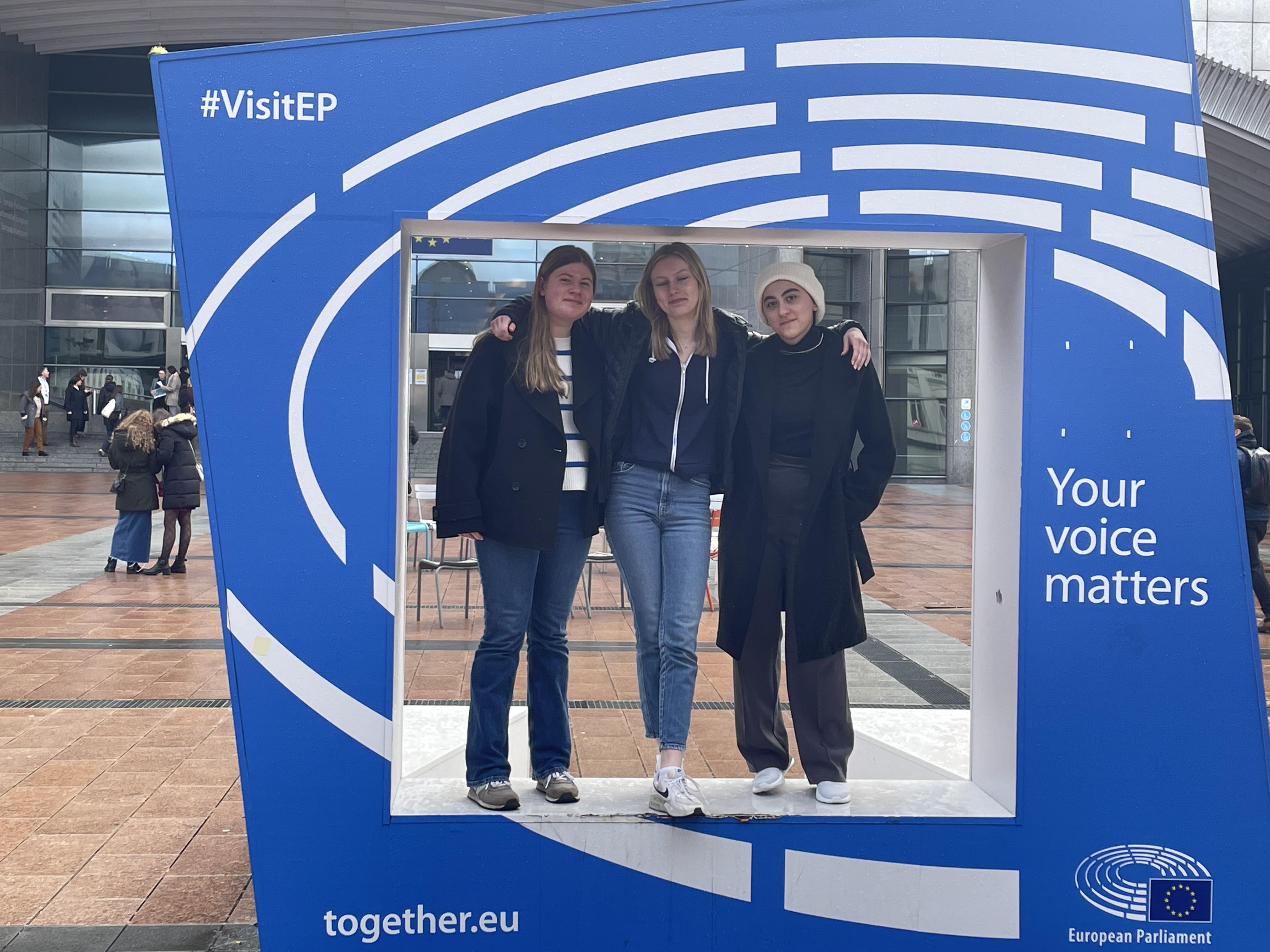 Tjejerna på plats i Bryssel