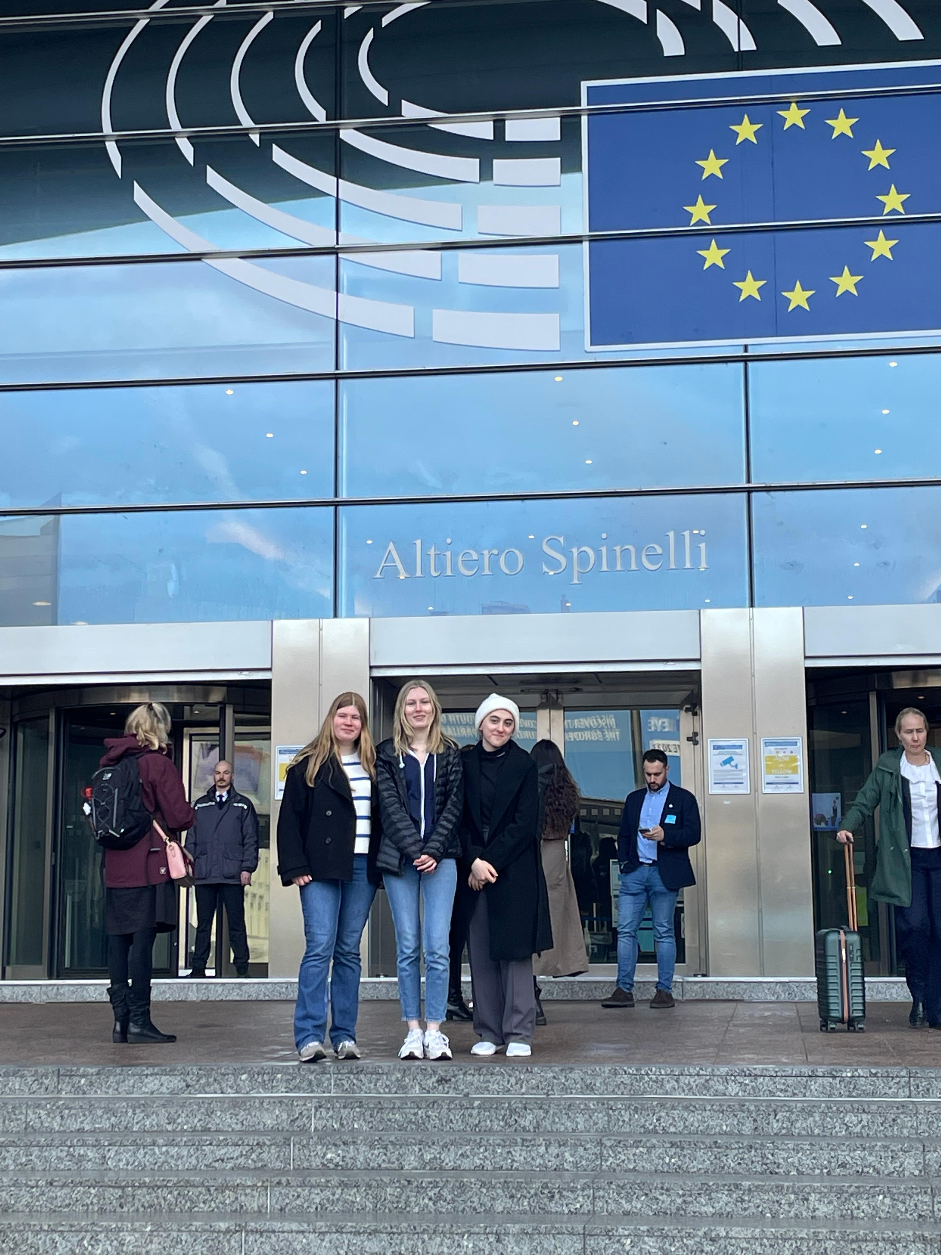 Utanför parlamentet