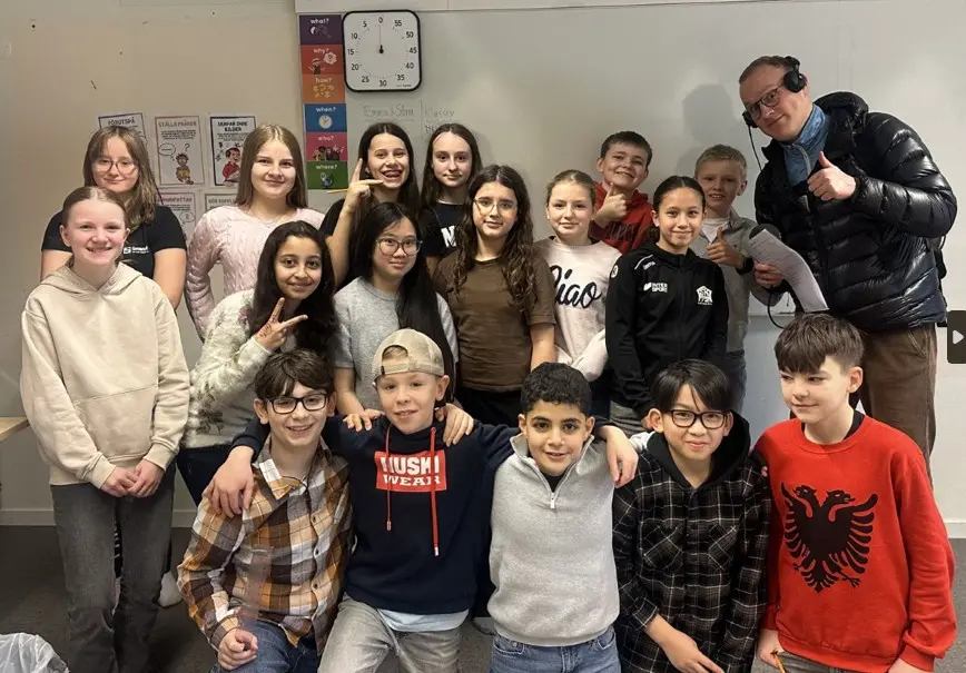 Foto på klassen tillsammans med reprotern.