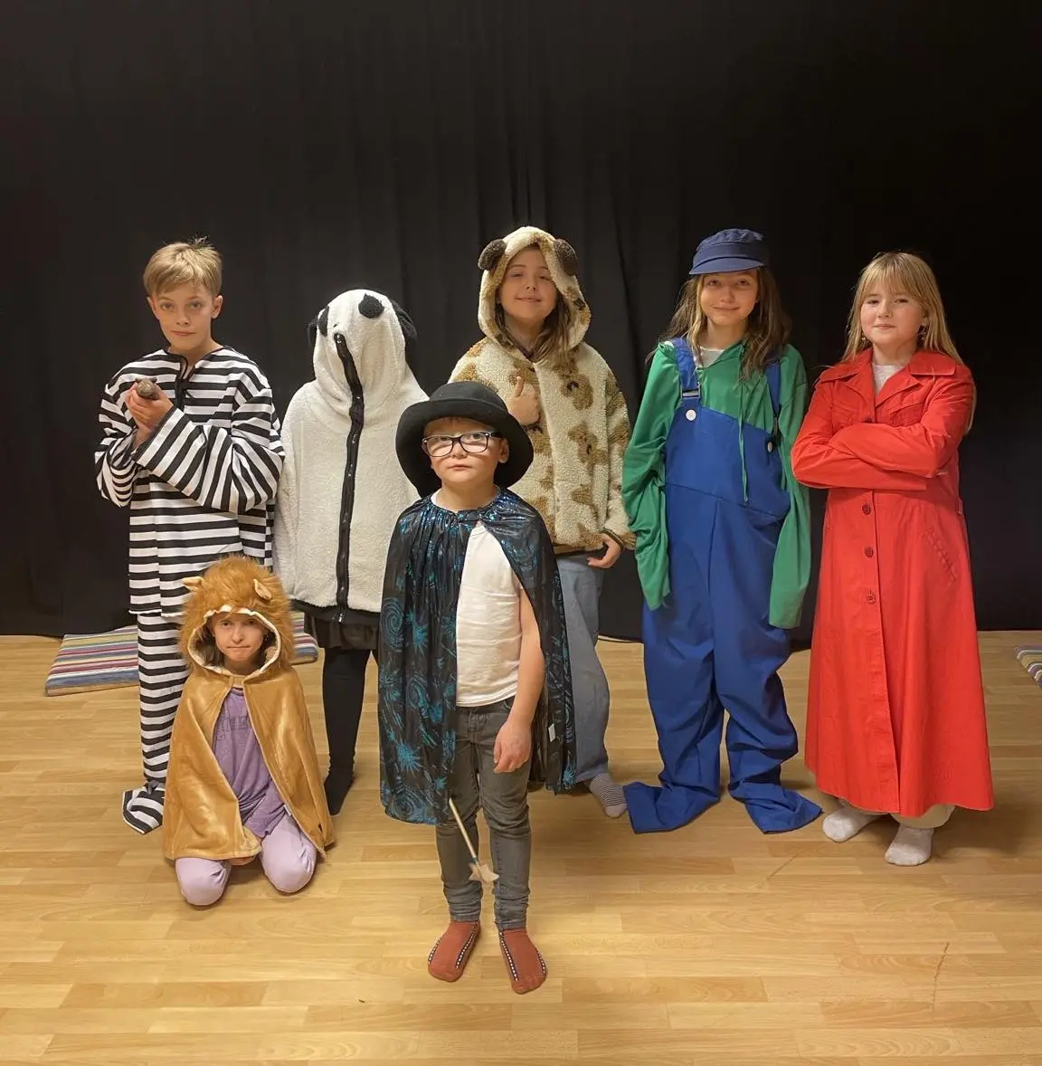 Barn som spelar teater