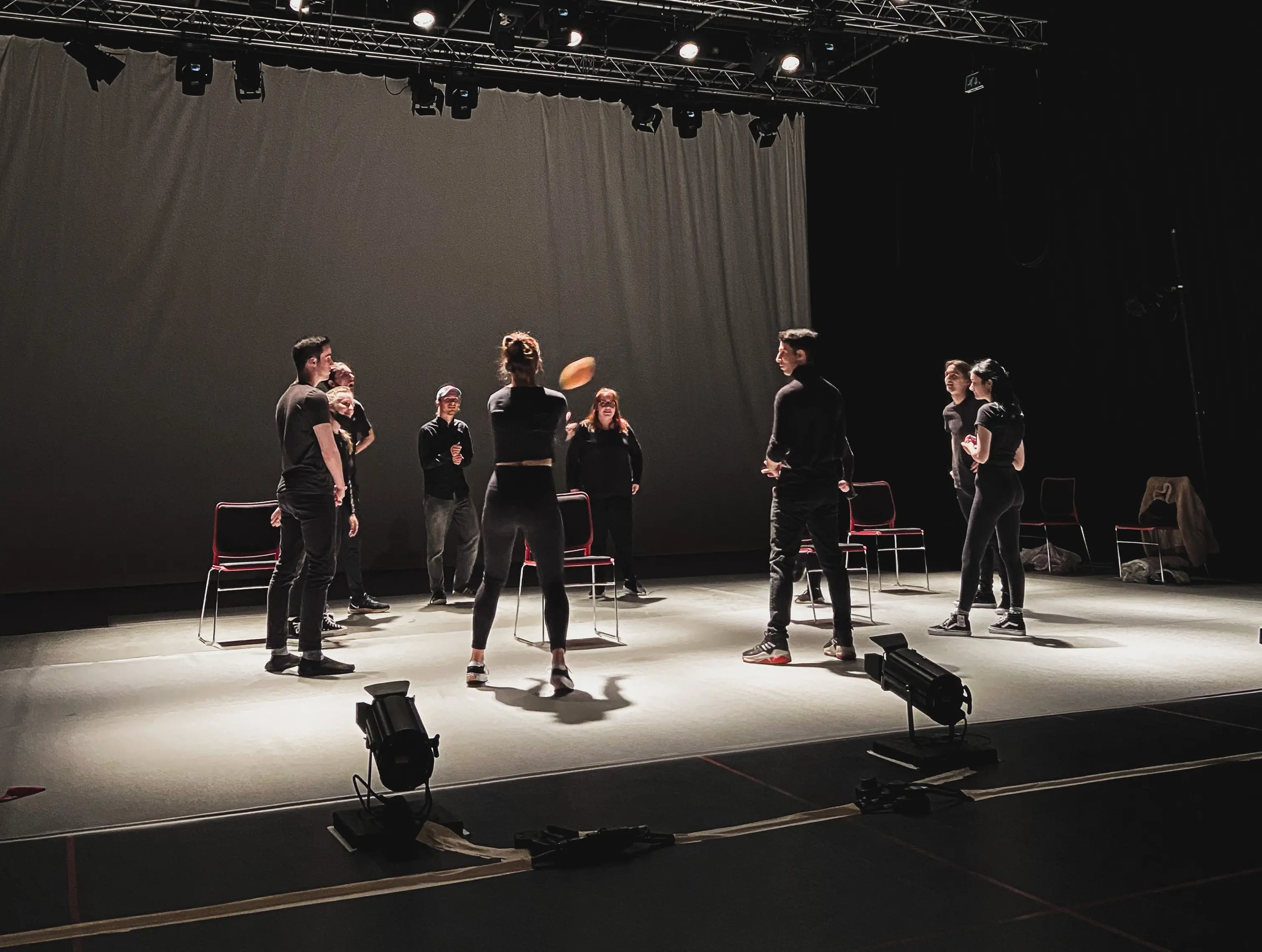 Improvisationsteater på en upplyst scen