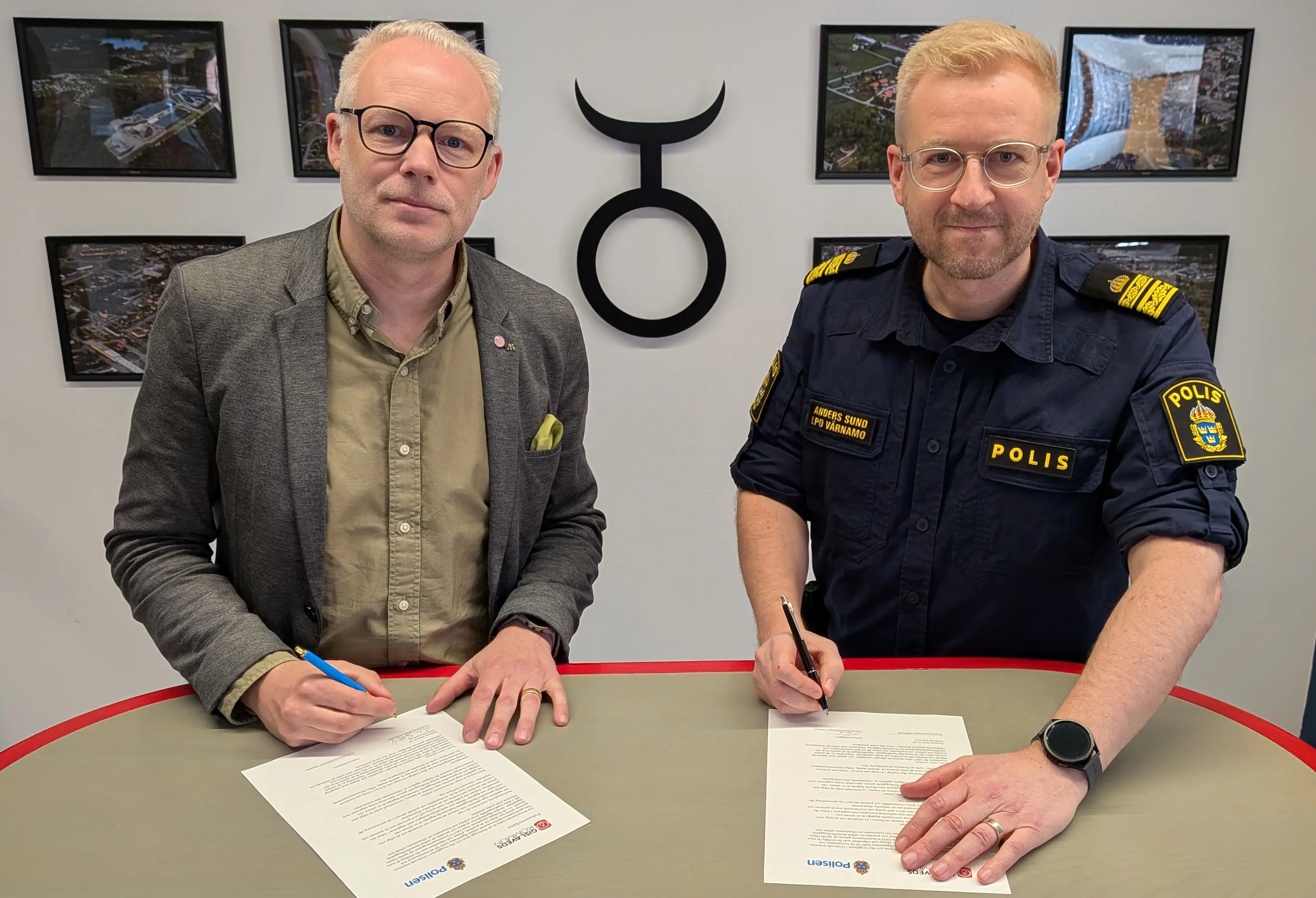 Anton Sjödell och Anders Sund skriver under medborgarlöfte för 2026.