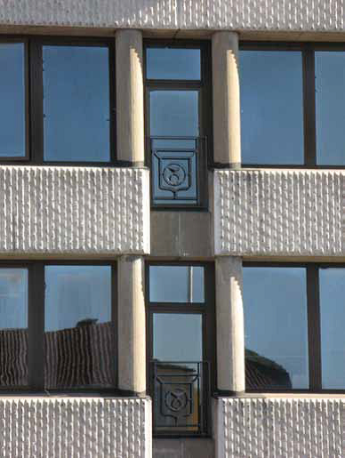Kommunhusets franska fönster med kommunvapnet i smide, flankerade av kolonner. Foto Robin Gullbrandsson
