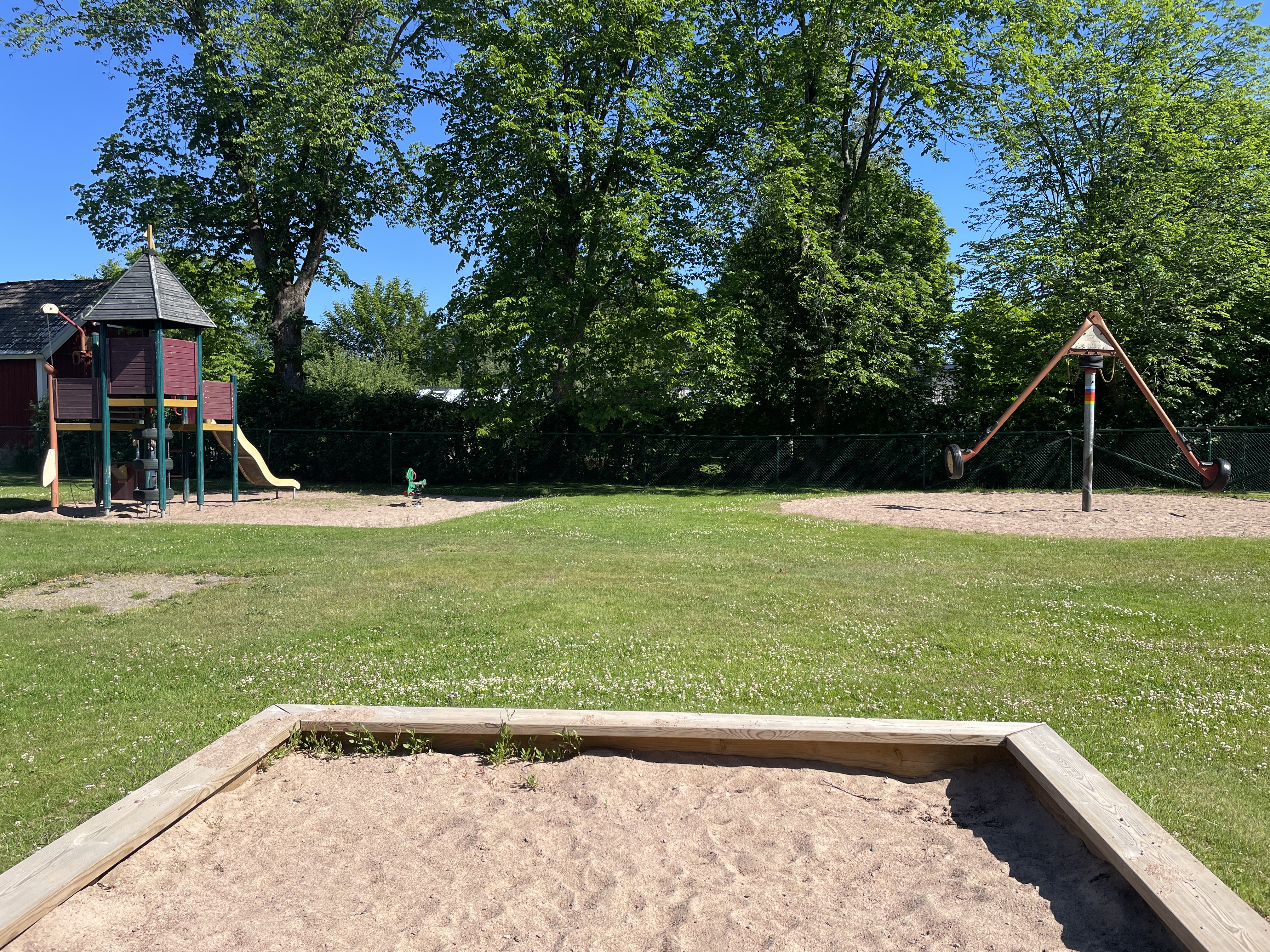 Tingshusalléns lekplats. Klätterställning, sandlåda och gunga