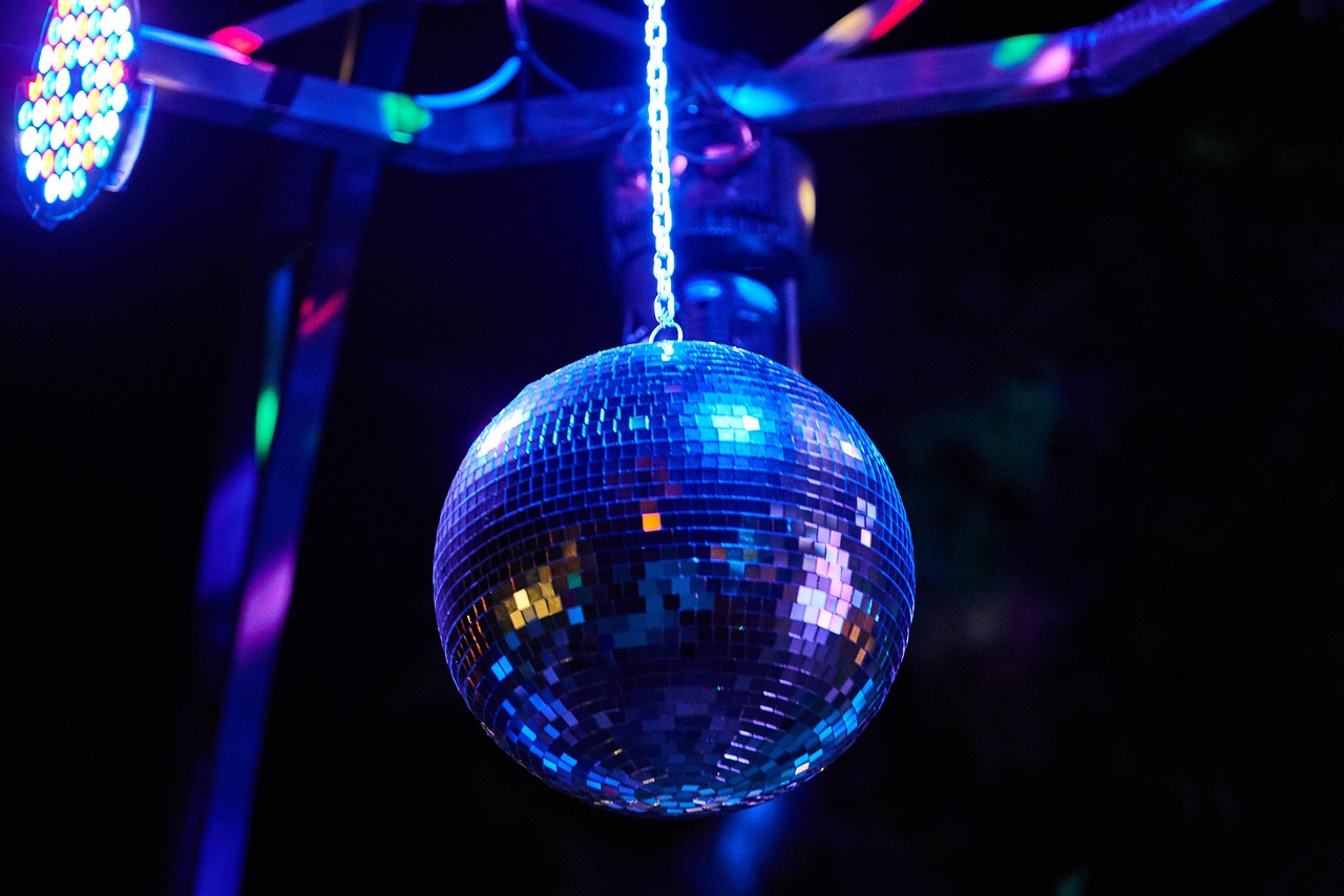 En discokula i blått ljus