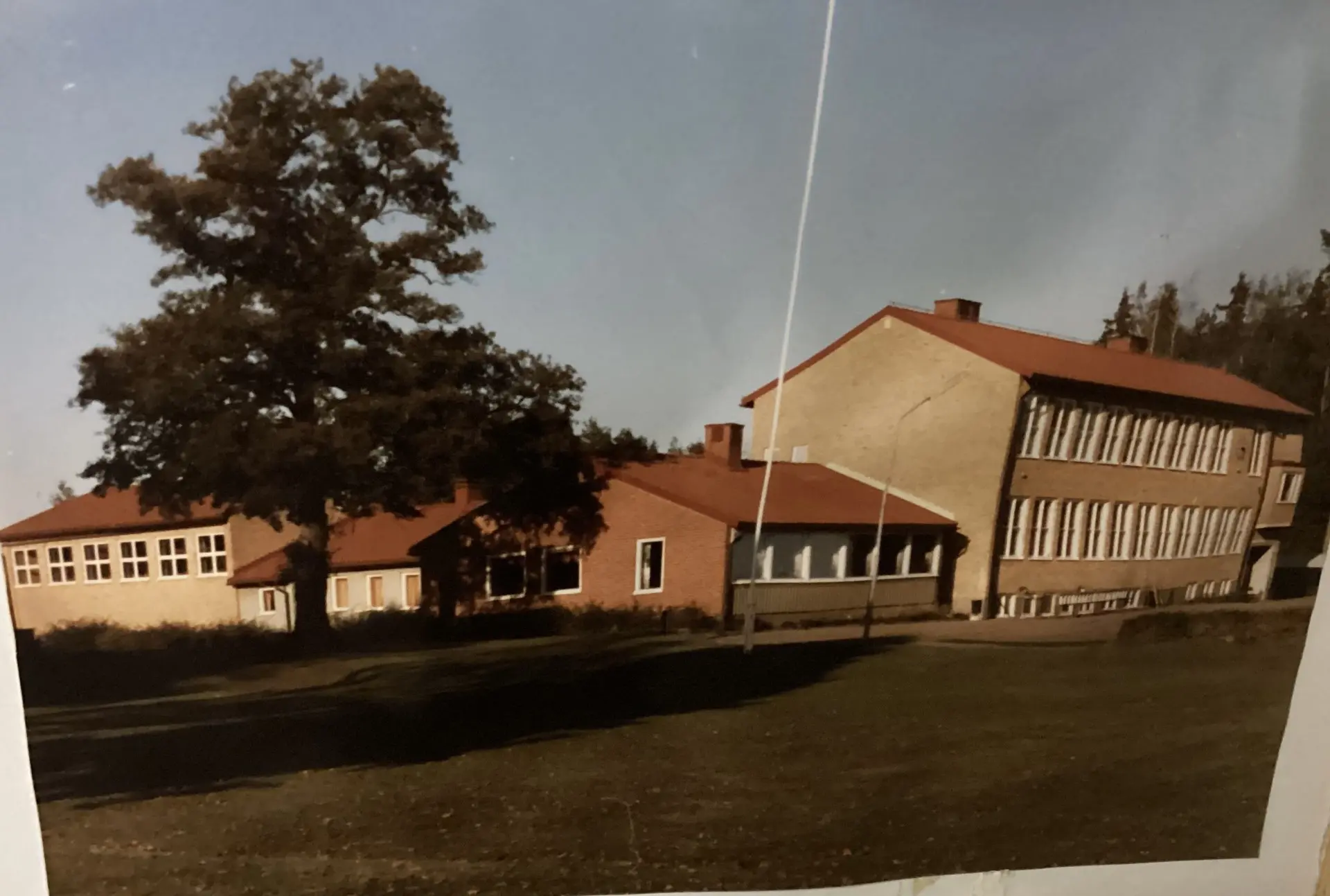 Ett foto på skolan när den var nybyggd.