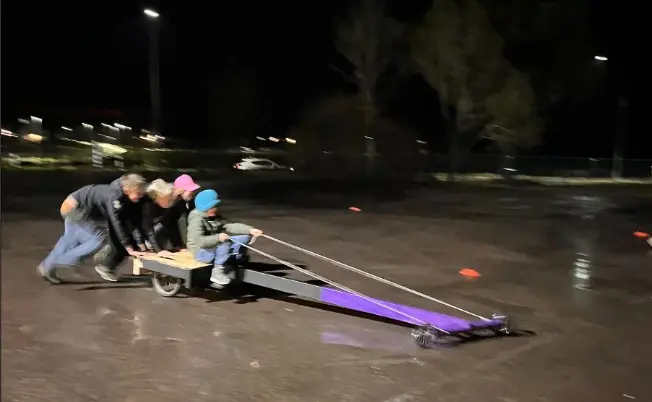 Foto på elever som skjuter på och en som styr en lådbil.