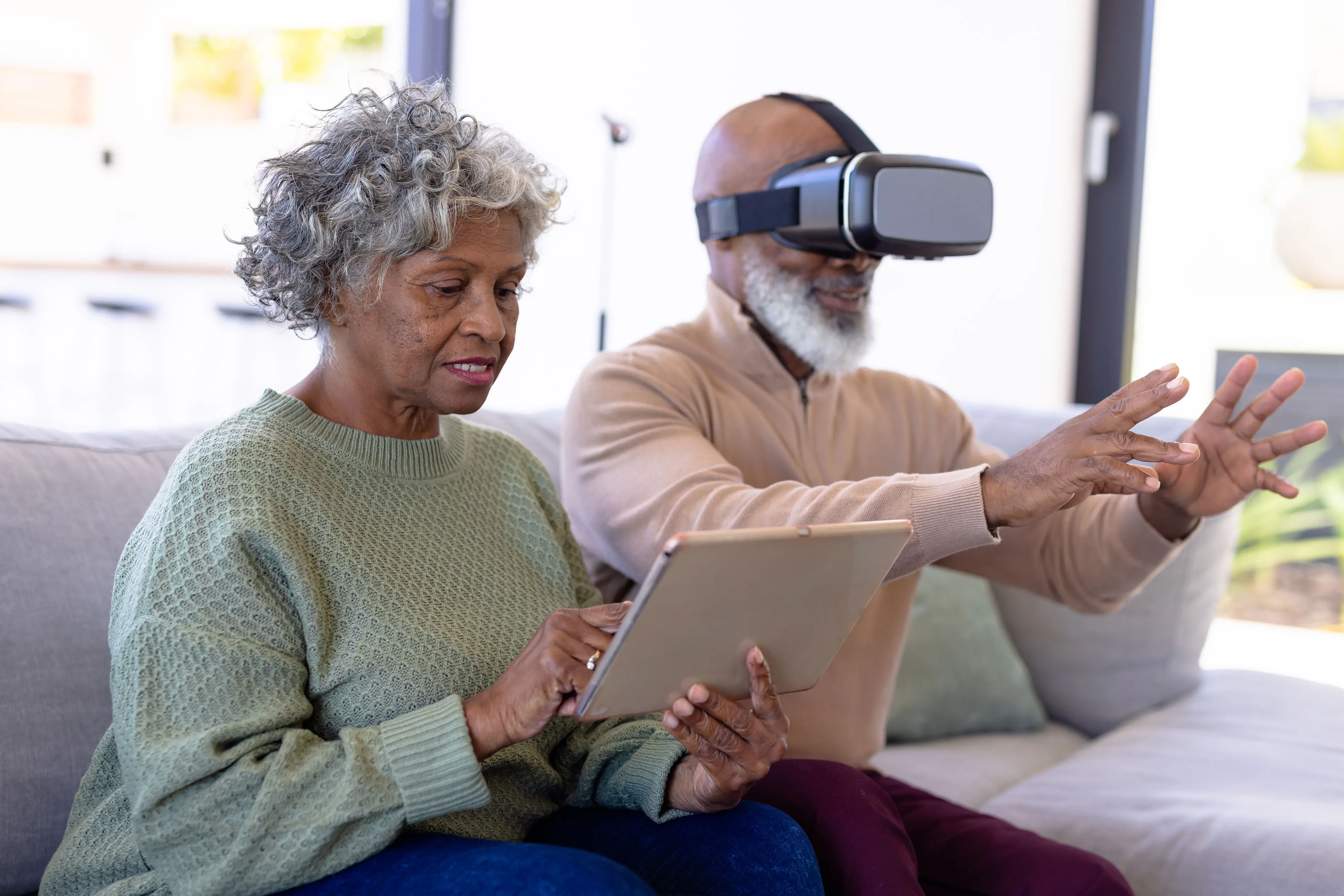 Ett äldre par som testar VR-teknik