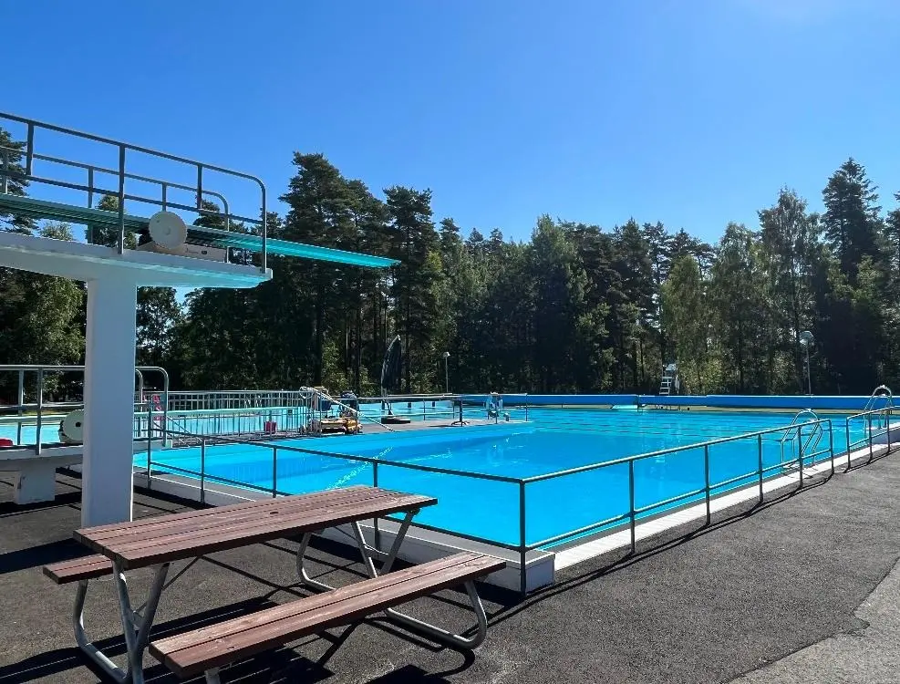 Hörsöbadet, utomhusbad. Hopptorn och bassäng