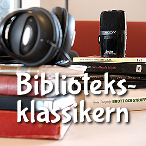boktravar med böcker och ett par hörlurar.