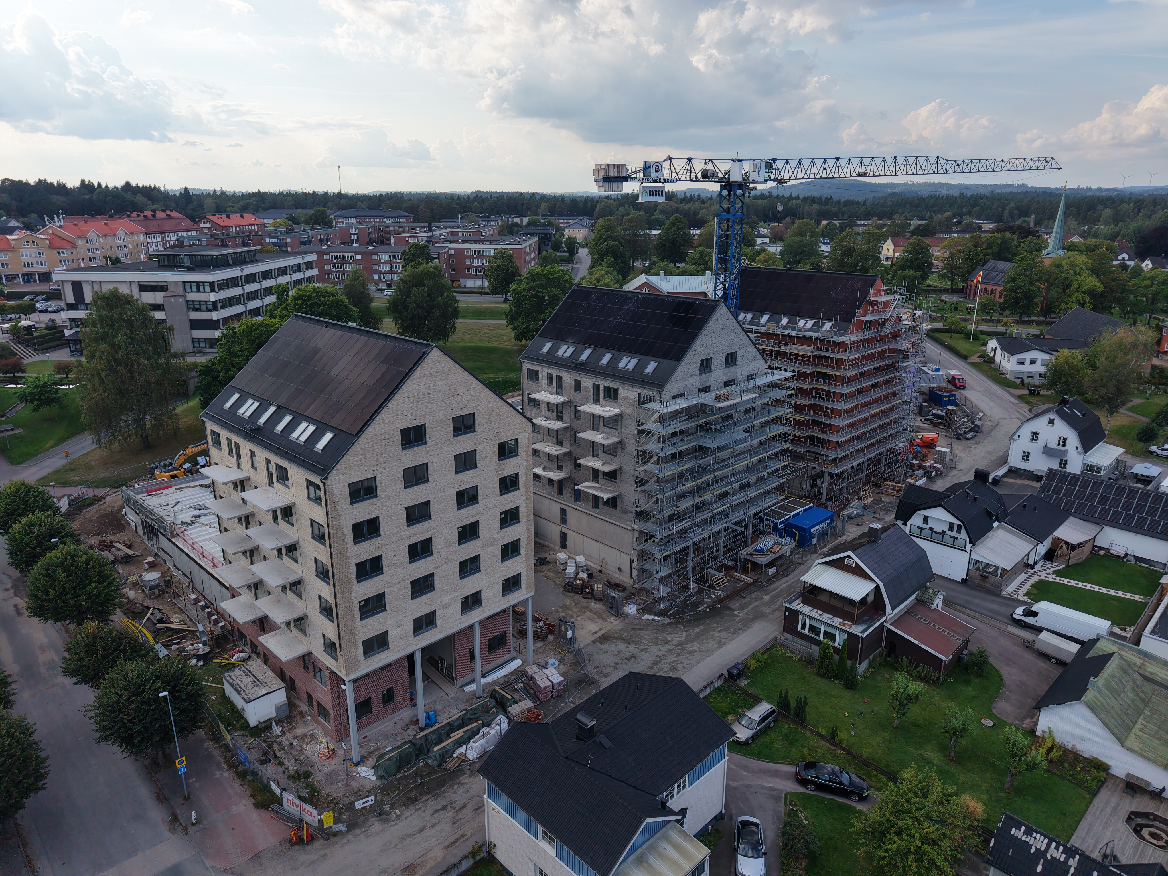 Foto över de nybyggda husen, kommunhuset i bakgrunden.