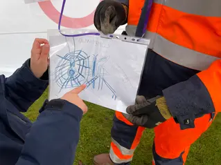 en av barnens teckningar som visar ett spindelnät som nu finns på lekplatsen