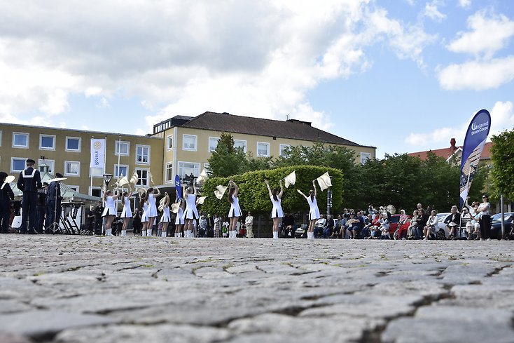 Drum & Drill Corps uppträder på torget