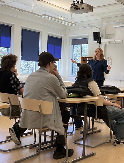 Foto på Annie LÖöf framför en klass