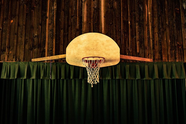 en basketkorg på en vägg