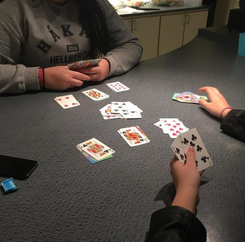 två personer som spelar kort