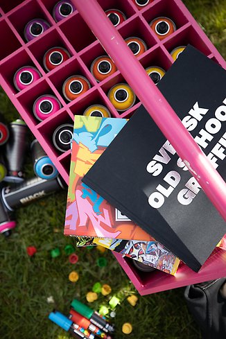 en låda med sprayburkar