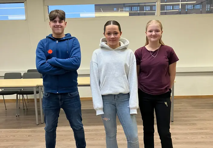 En gruppbild på tre av eleverna som var på mässan.