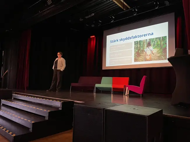 Victoria C Wahlgren står på scen och föreläser om barns hälsa.