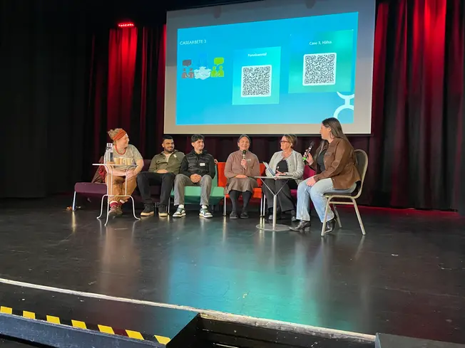 Kommunföreträdare sitter i en soffa tillsammans med ett par ungdomar från kommunens ungdomsråd.