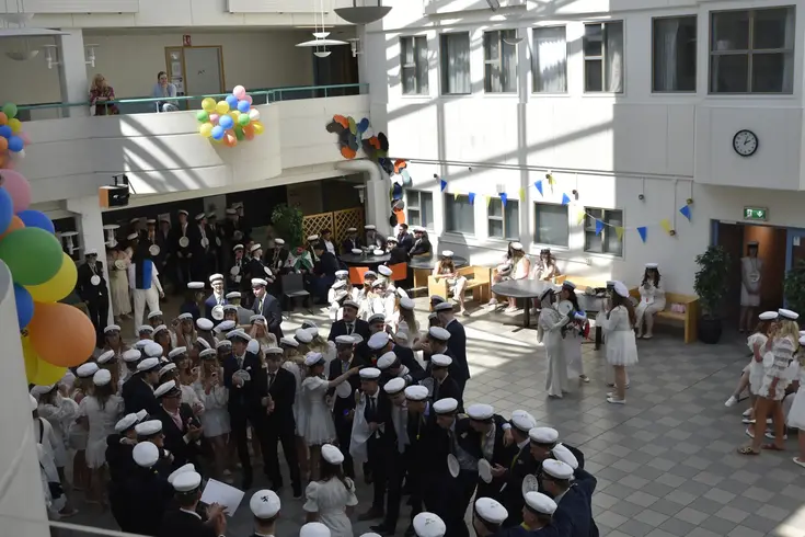 Myller av studenter i gymnasiets samlingslokal