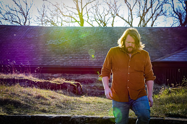 en man som går utomhus med blicken i backen