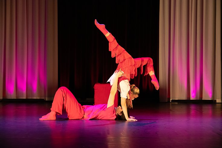 två dansare som uppträder