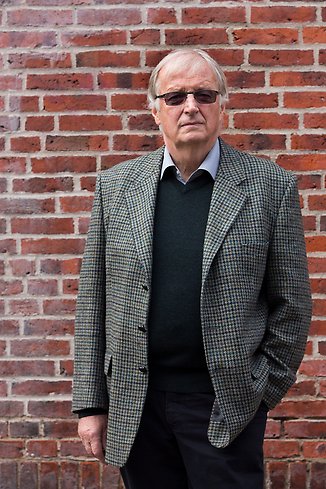 en allvarlig man med solglasögon och rock