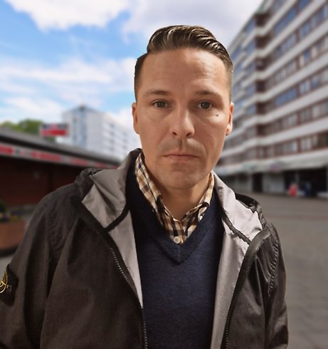 En allvarlig man framför ett lägenhetskomplex 