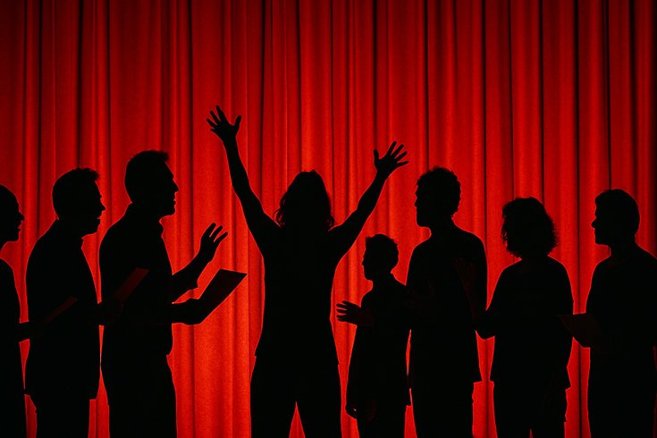 silutter som står framför en röd teaterduk 