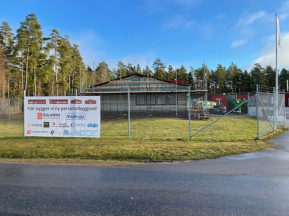 Bild 1. Personalbyggnad sett från vägen, datum: 2022-01-25. 