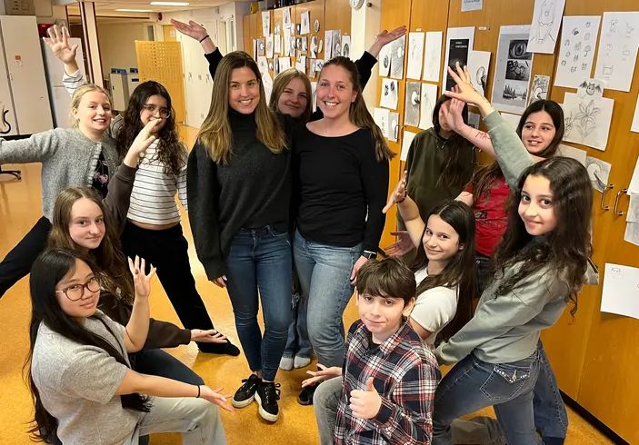 Foto på de båda fröknarna och eleverna runt omkring.