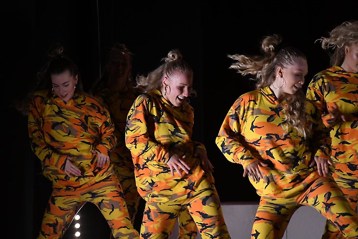 Danselever i gula dräkter