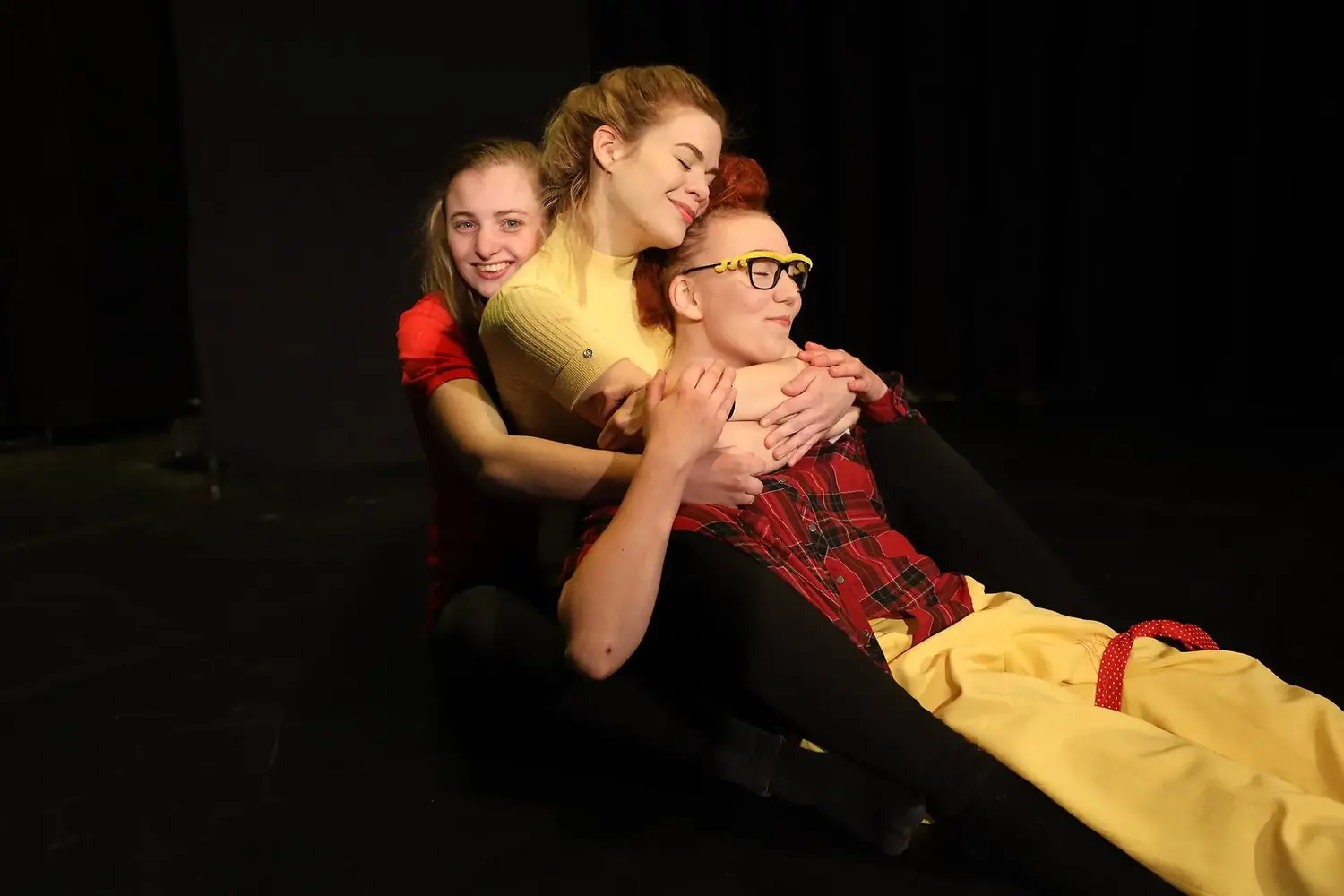 Tre elever som spelar teater