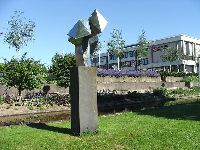 en staty i form av iskristall i en park