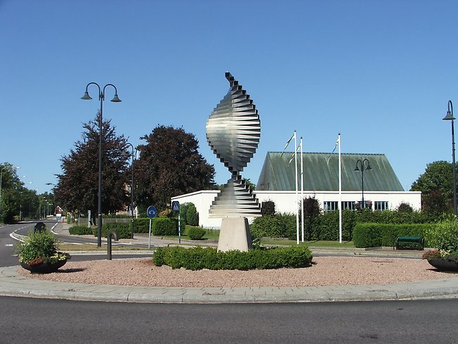 En skulptur som är formad som en glänsande tornado, stående i en rondell.