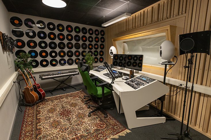 en musikstudio med gitarrer och mikrofoner