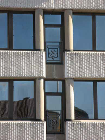 franska balkonger med Gislaveds kommuns logga framför dörren