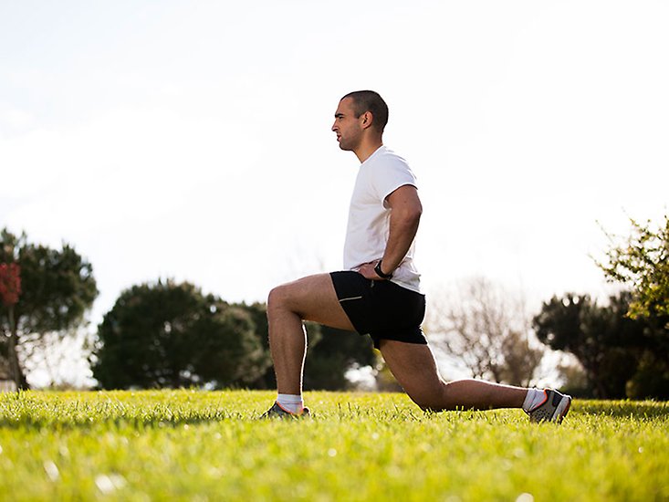 Man som tränar utomuhs