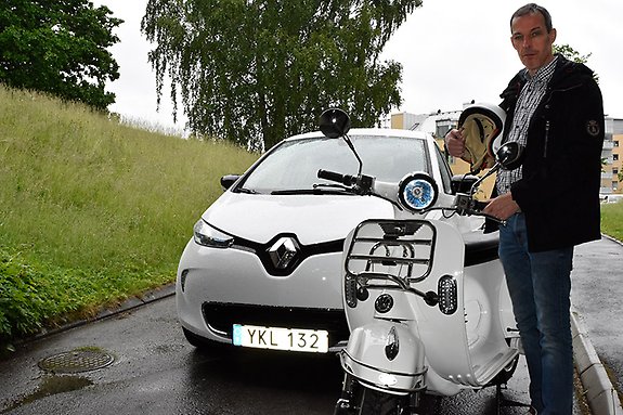 Pelle Gullberg, fordonsansvarig i Gislaveds kommun visar upp den nya el-bilen och den nya el-mopeden.