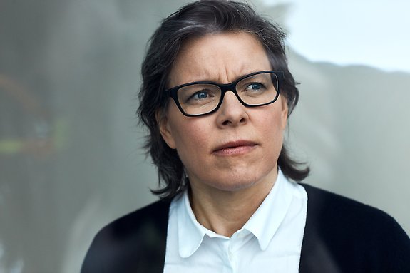 allvarlig kvinna med glasögon kisar