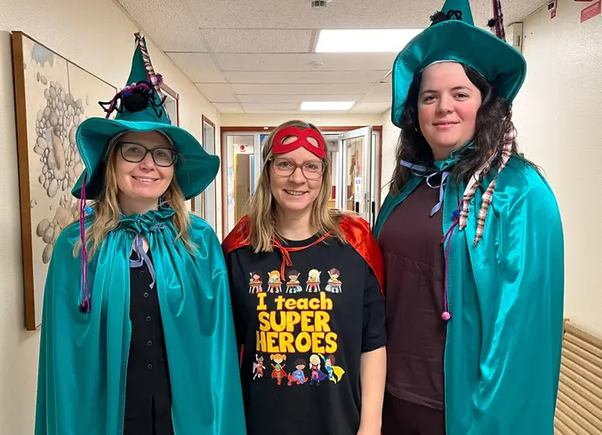 Foto på tre kvinnor utklädda till superhjältar!