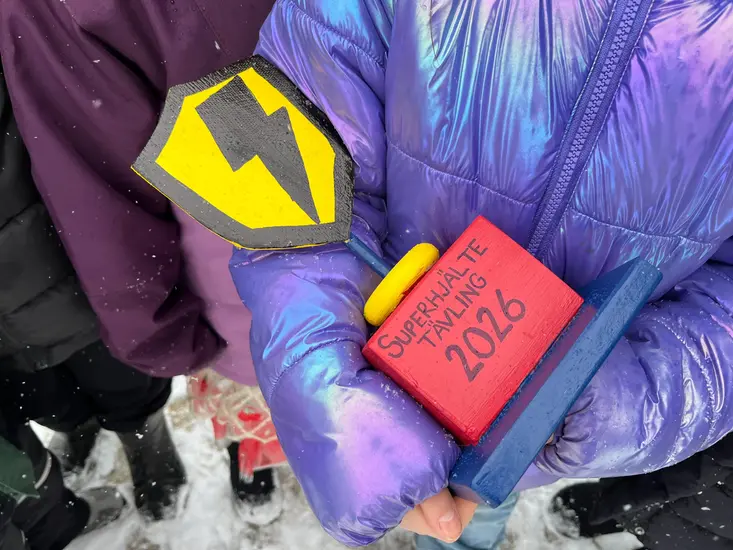 Foto på den pokal som eleverna vann i tävlingen.